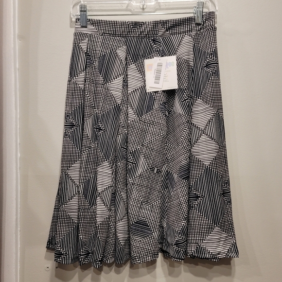 NWT LuLaRoe Madison Skirt with Geometric Patttern - S (Sz 4 - 6 US) - Picture 1 of 8